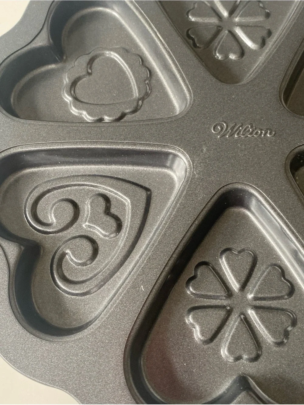 Wilton Heart-Shaped Multi-Cavity Nonstick Cake Pan - non stick 6 spaces 11” diam